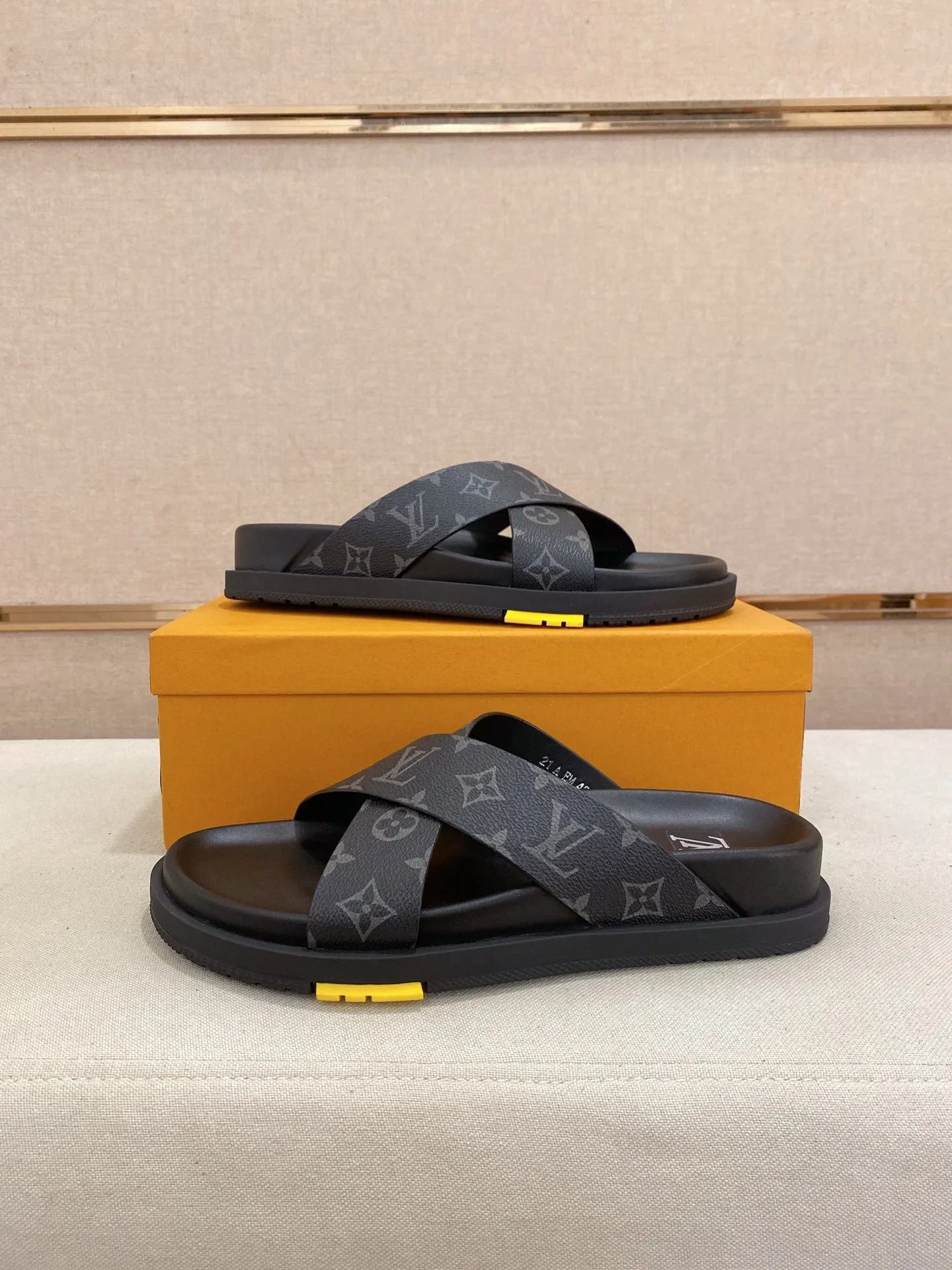 Factory price: 420💰Made by LV🔍Top purchasing agent. Men's spring and summer slippers are available at the same counter. The uppers are made of cowhide imported from Italy. High-quality craftsmanship, soles: original soles specially provided by the original factory, exclusive movable molded soles are super comfortable, original factory follow-up goods, 🔍🔍high quality, can be entered and exited the counter at will, welcome to compare, code number 38-44. Can be customized45